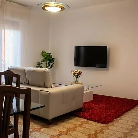 Castel House - 3 Bedrooms E 2 Bathrooms - Ac, Sleeps Up To 6 Apartment